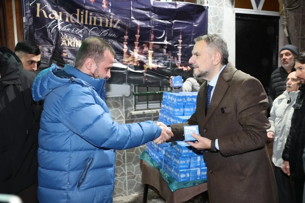 Beraat gecesi camilerde vatandaşlara kandil simidi ikramında bulunuldu