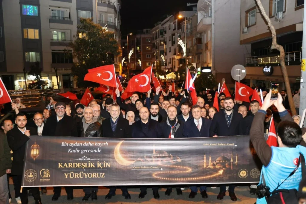 Bayrampaşa’da Kadir Gecesi Kardeşlik Yürüyüşü Düzenlendi