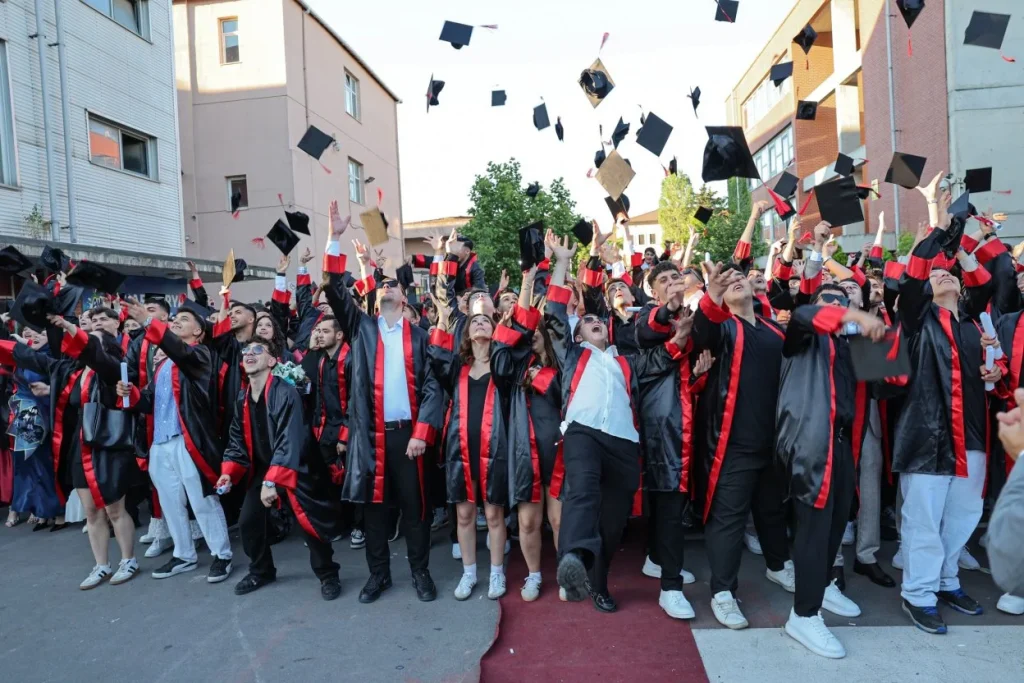 Bayrampaşa’da Liselerde Mezuniyet Coşkusu